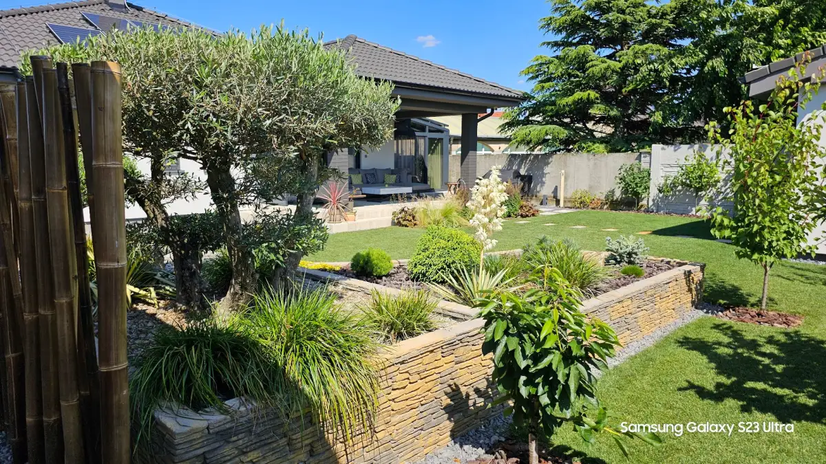 Okrasná záhrada v Kvetoslavove – realizácia trávnika, záhonov a spevnených plôch pri dome