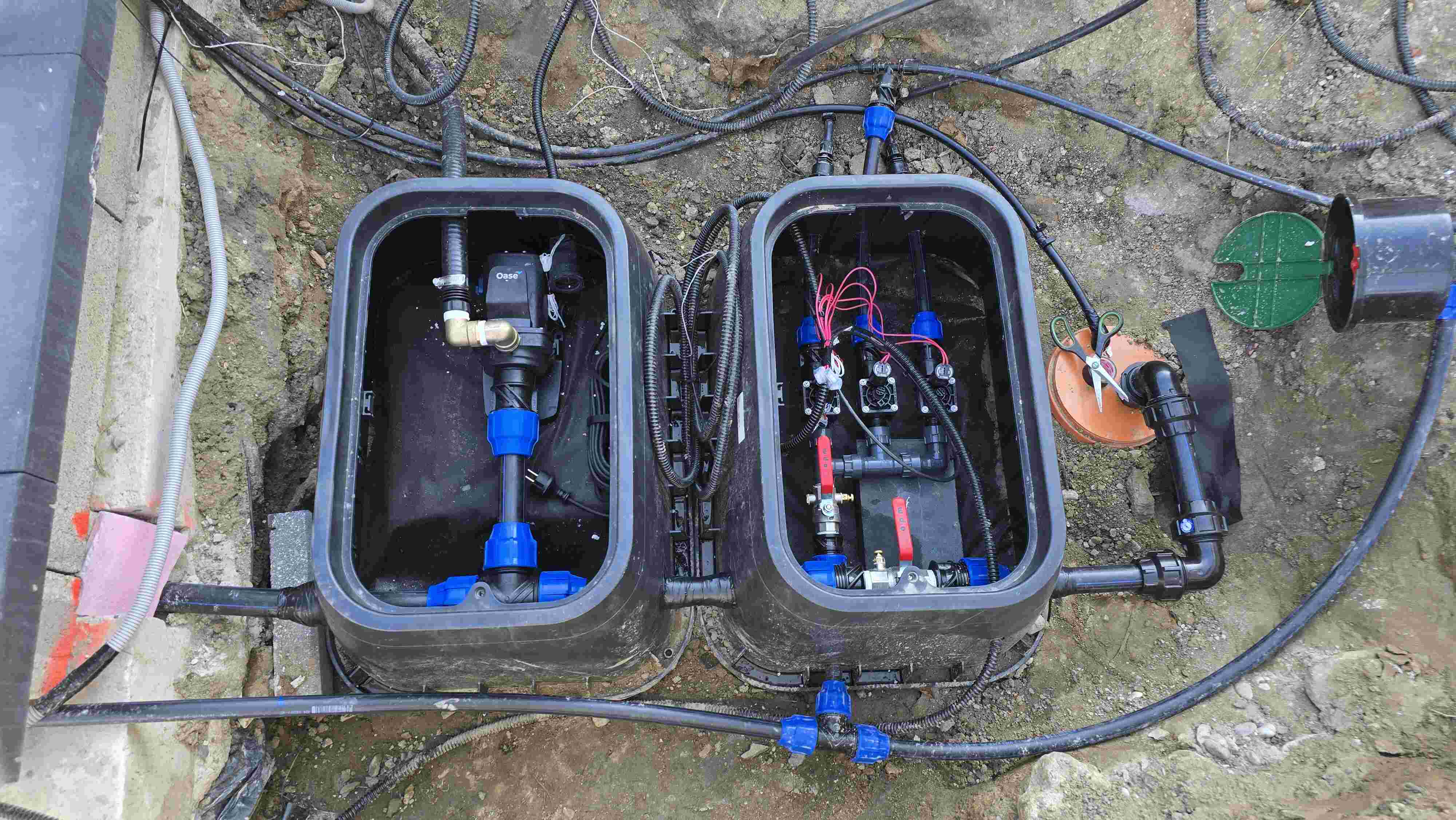 Otvorené ventilové šachty s rozdeľovačom a riadiacimi prvkami závlahového systému