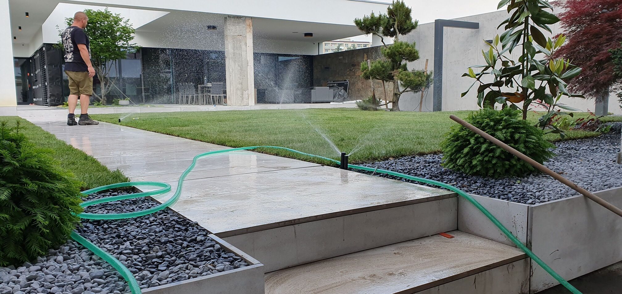 Skúška a presné nastavenie postrekovačov po inštalácii pri modernej terase