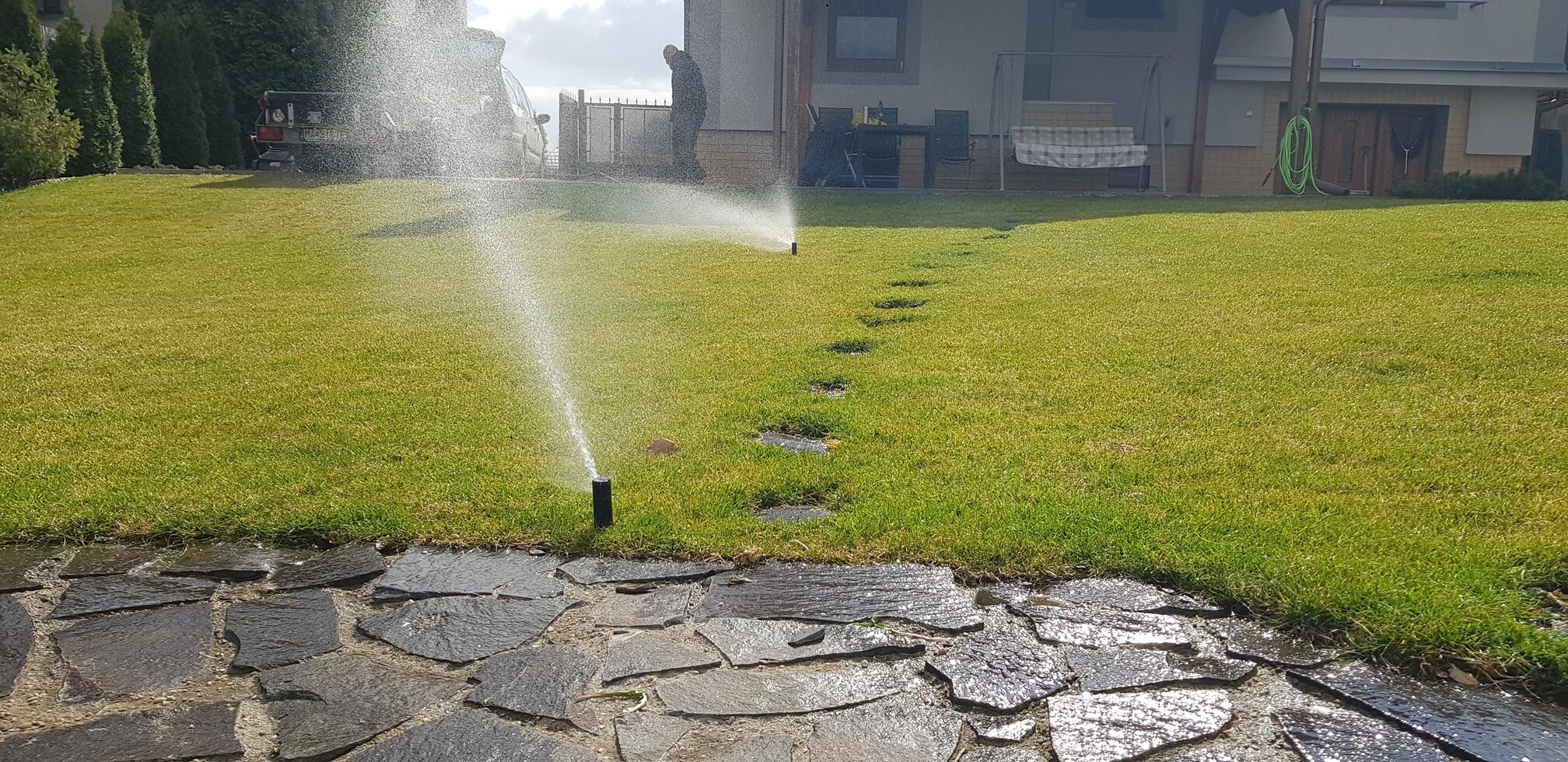 Zavlažovanie trávnika v okolí nášľapných kameňov a terasy