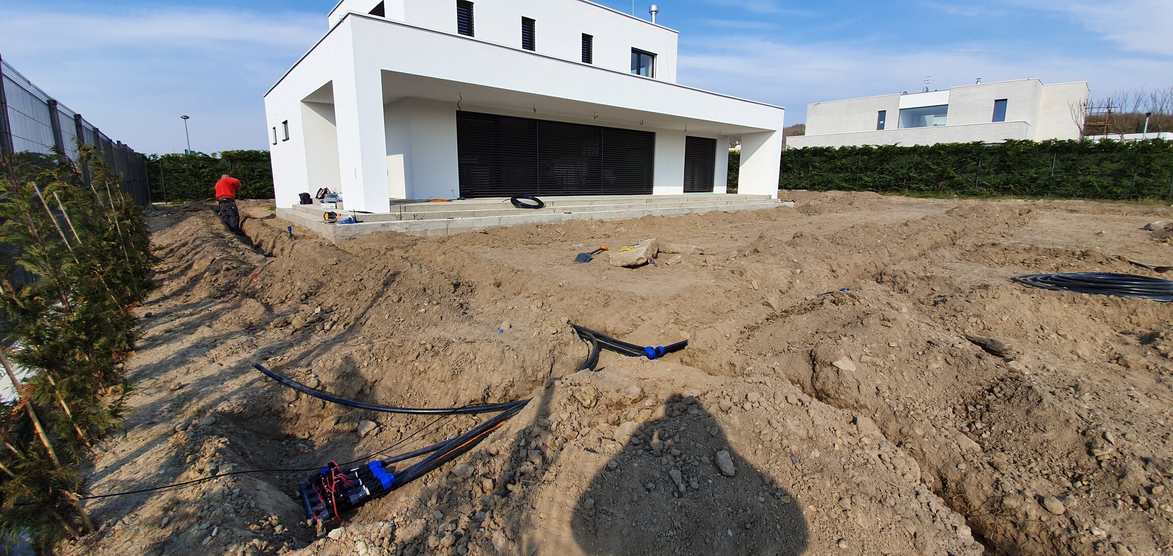 Výkopové práce a príprava rozvodov pre automatickú závlahu pri novostavbe