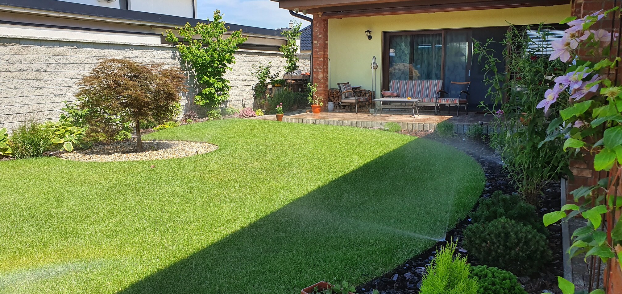 Rovnomerné zavlažovanie udržiavaného trávnika v záhrade rodinného domu