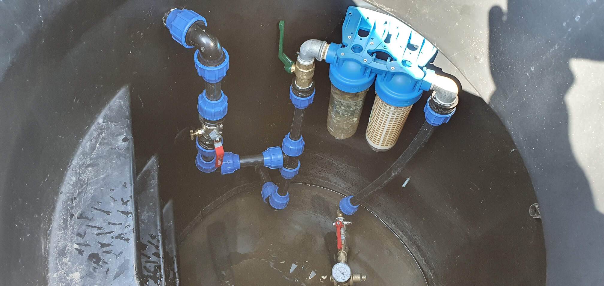 Pohľad do šachty s inštalovaným potrubím, ventilmi a systémom vodných filtrov
