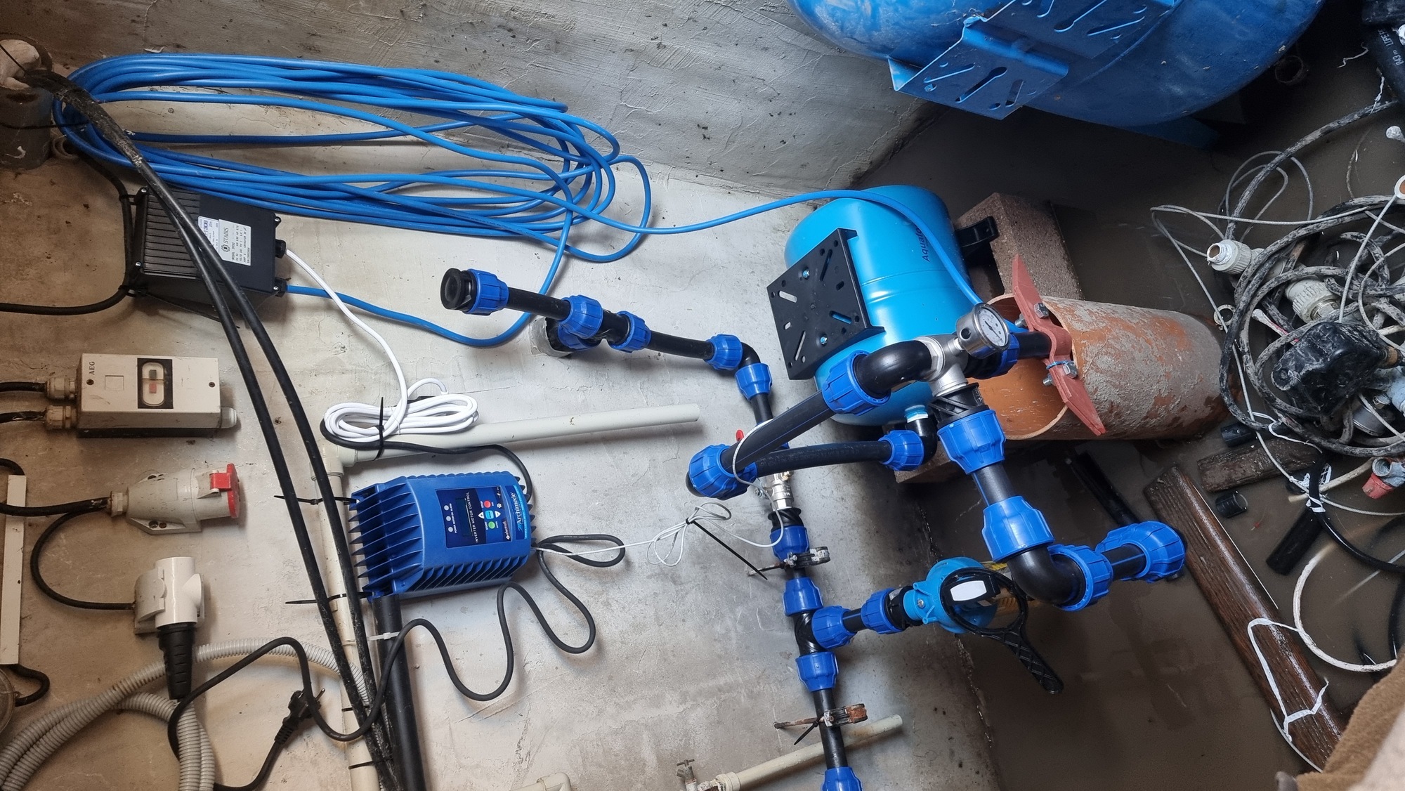 Technické zázemie s čerpadlom, modrou tlakovou nádobou a riadiacou jednotkou