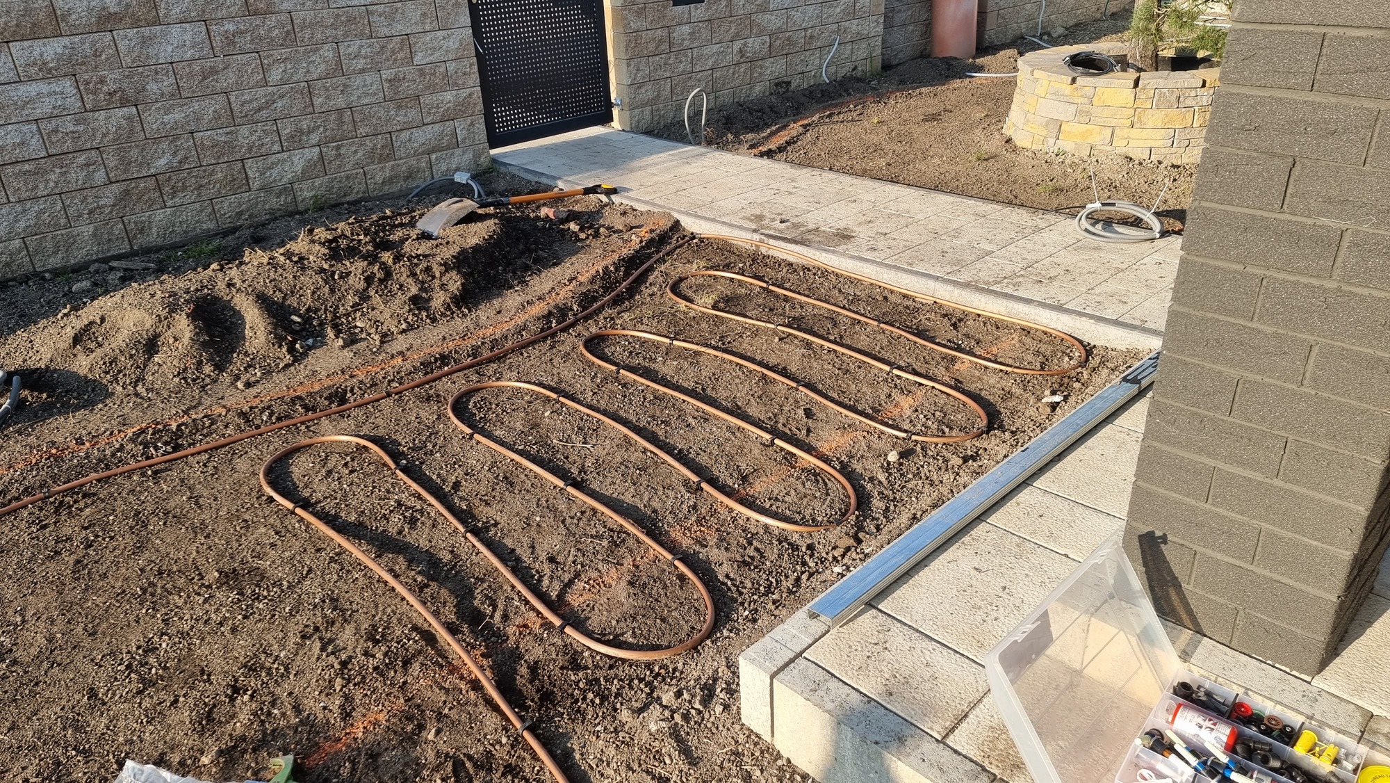 Ukladanie hadíc kvapkovej závlahy v pásoch do pripraveného terénu