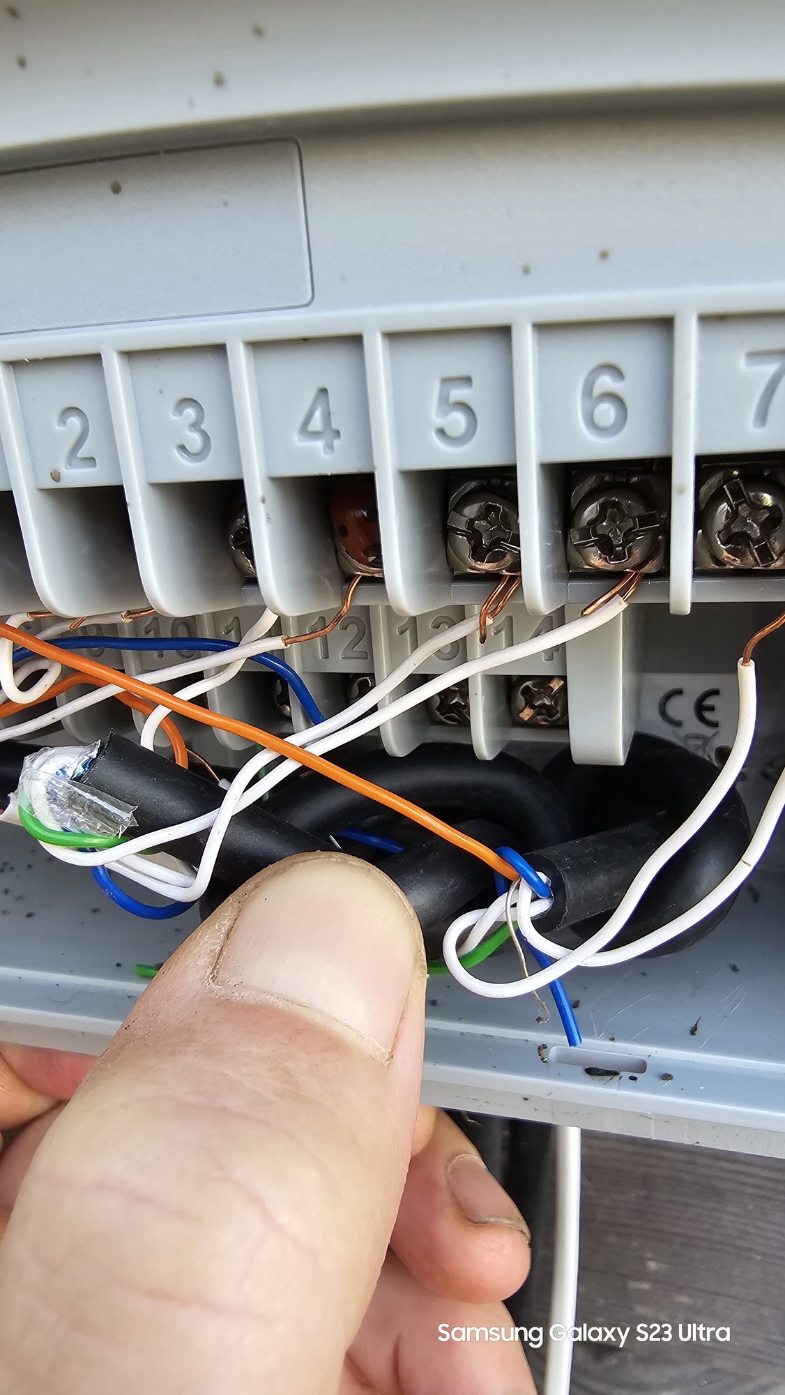 Detail zapájania farebných vodičov do riadiacej jednotky automatickej závlahy