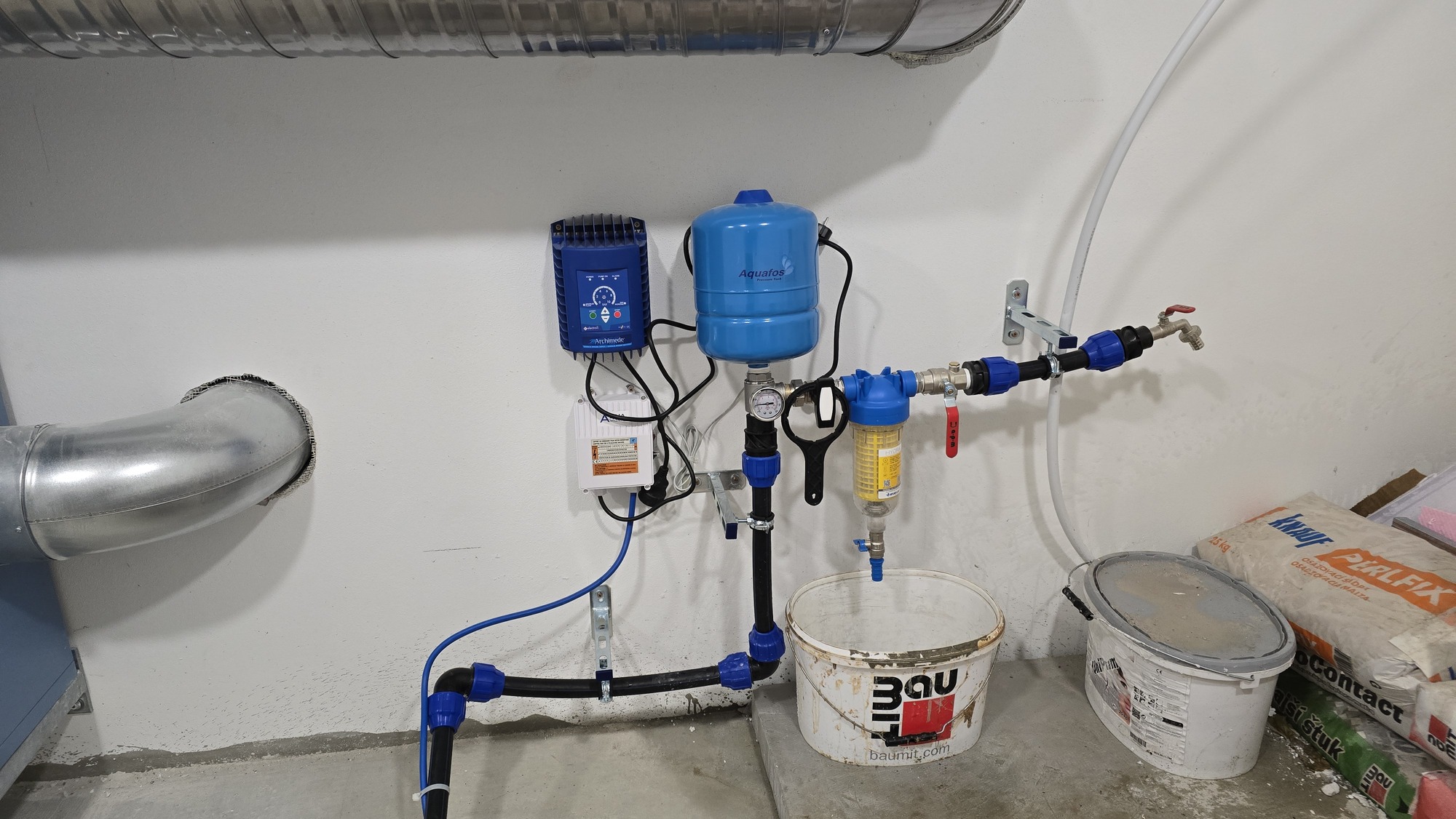 Interiérová inštalácia závlahovej techniky s tlakovou nádobou a filtrom na stene