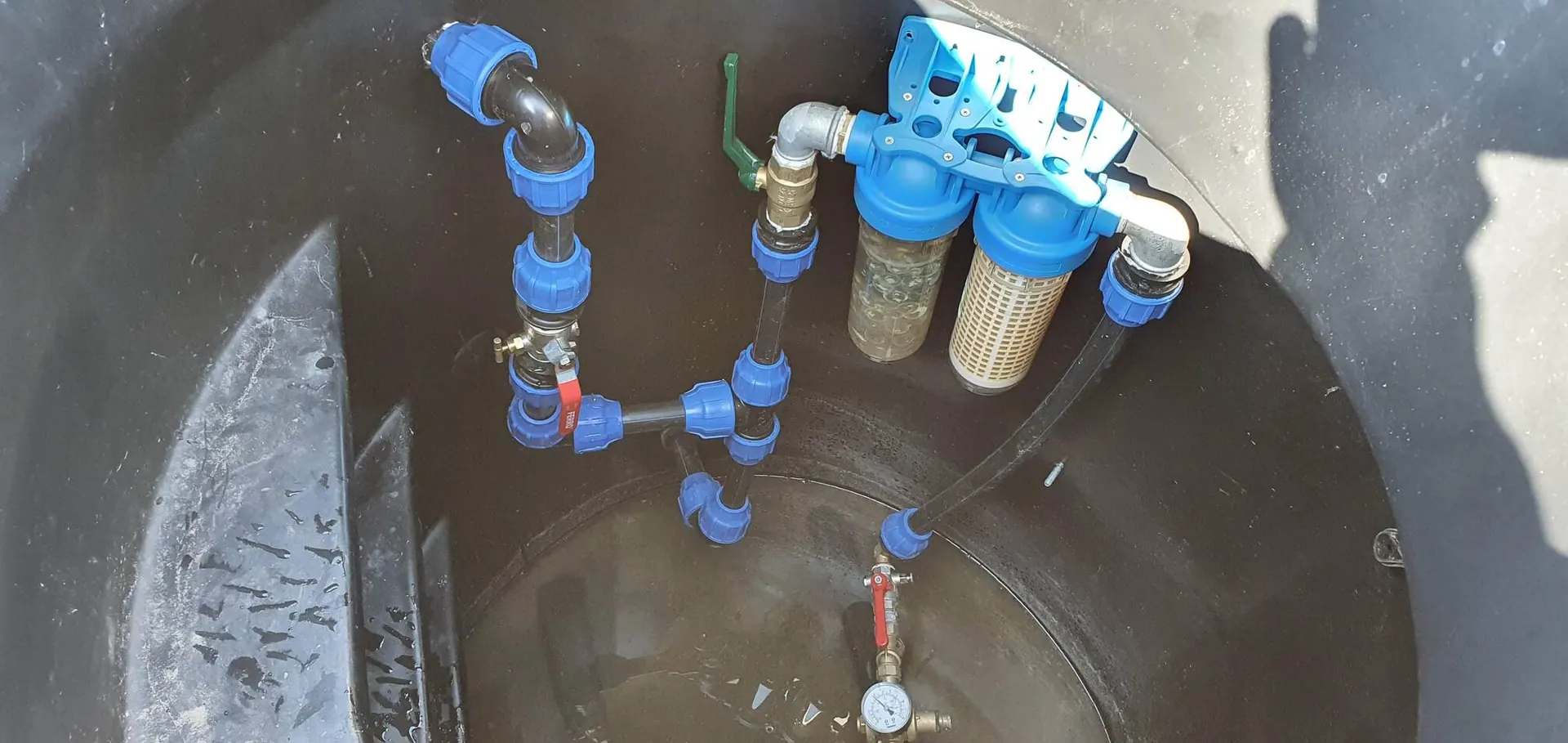 Pohľad do šachty s inštalovaným potrubím, ventilmi a systémom vodných filtrov