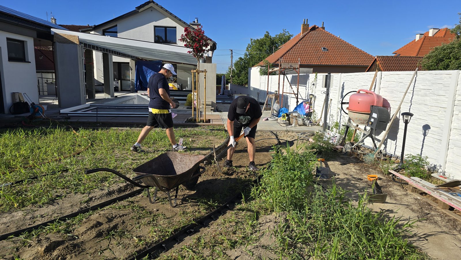 Príprava trasy a osadenie okrajov budúceho mlatového chodníka