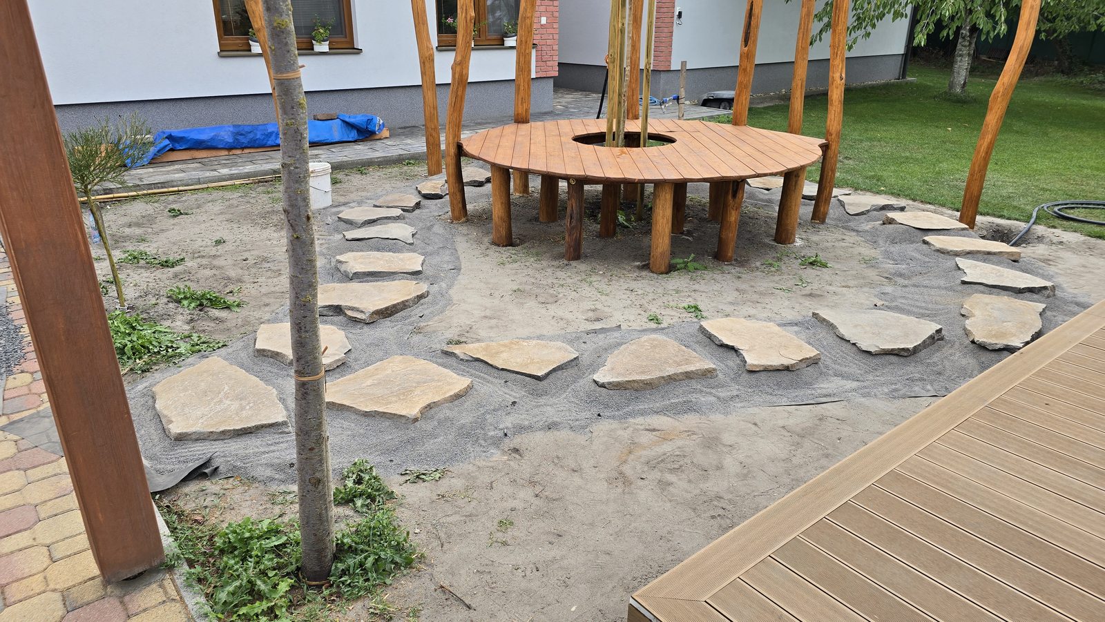 Rozmiestnenie kamenných šľapákov pri drevenej plošine