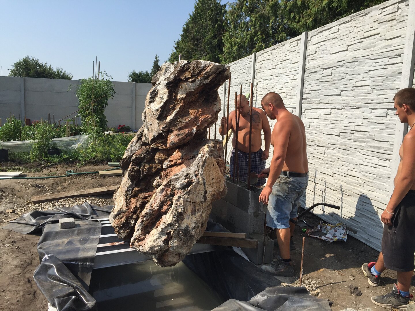 Osadenie masívneho solitérneho kameňa pre záhradný vodopád v Jablonovom