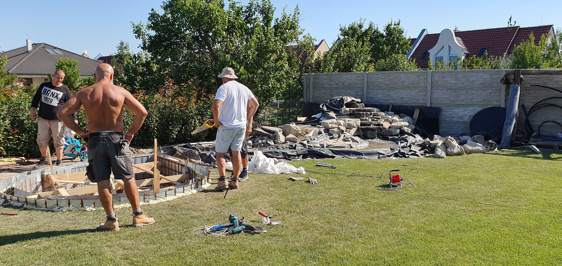 Okrasné jazierko a vodopád – Okrasne Jazierko A Vodopad Kostolna Pri Dunaji