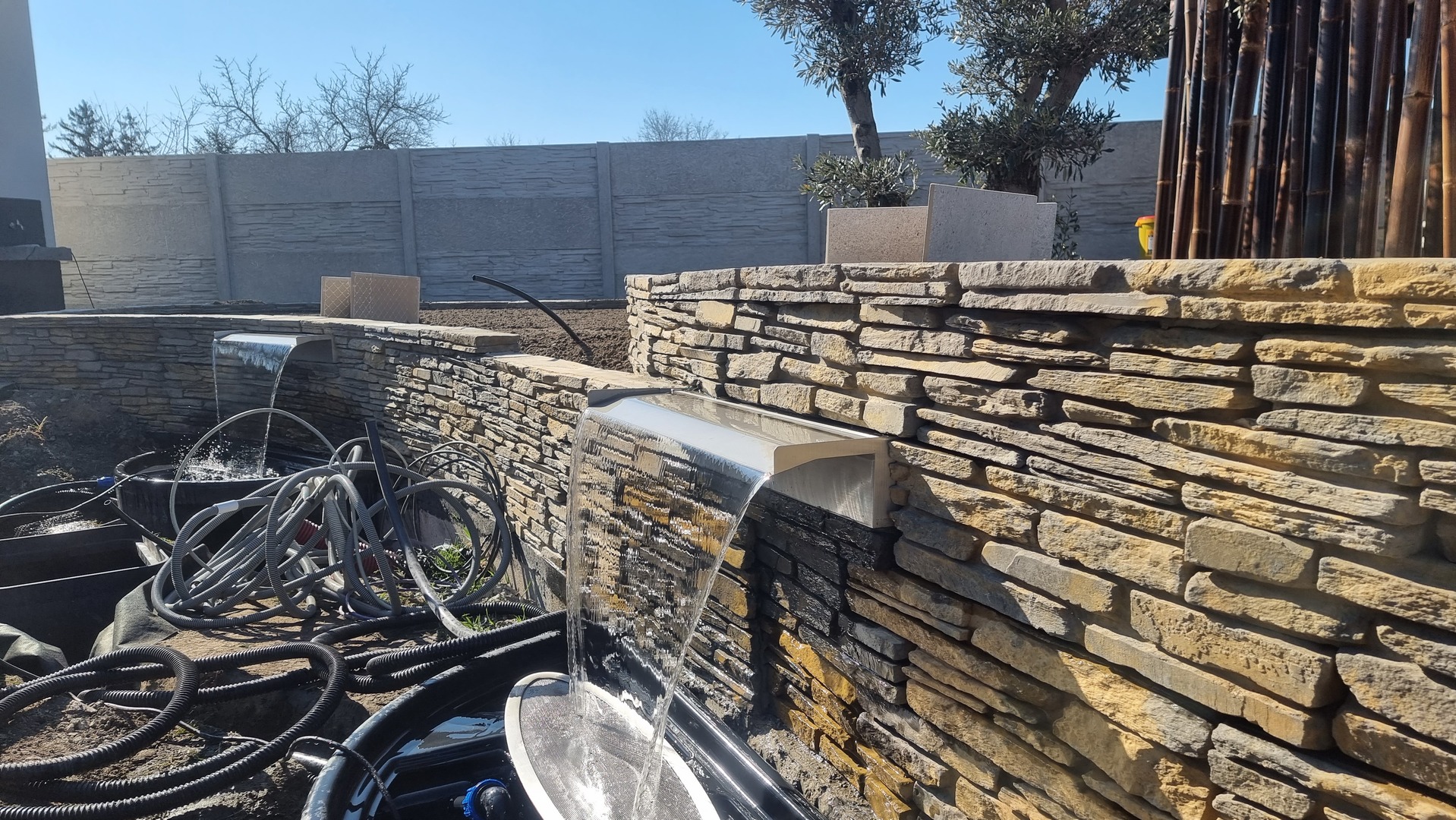 Realizácia kaskádového vodopádu s kamenným obkladom a modernými prvkami v Kráľovej pri Senci