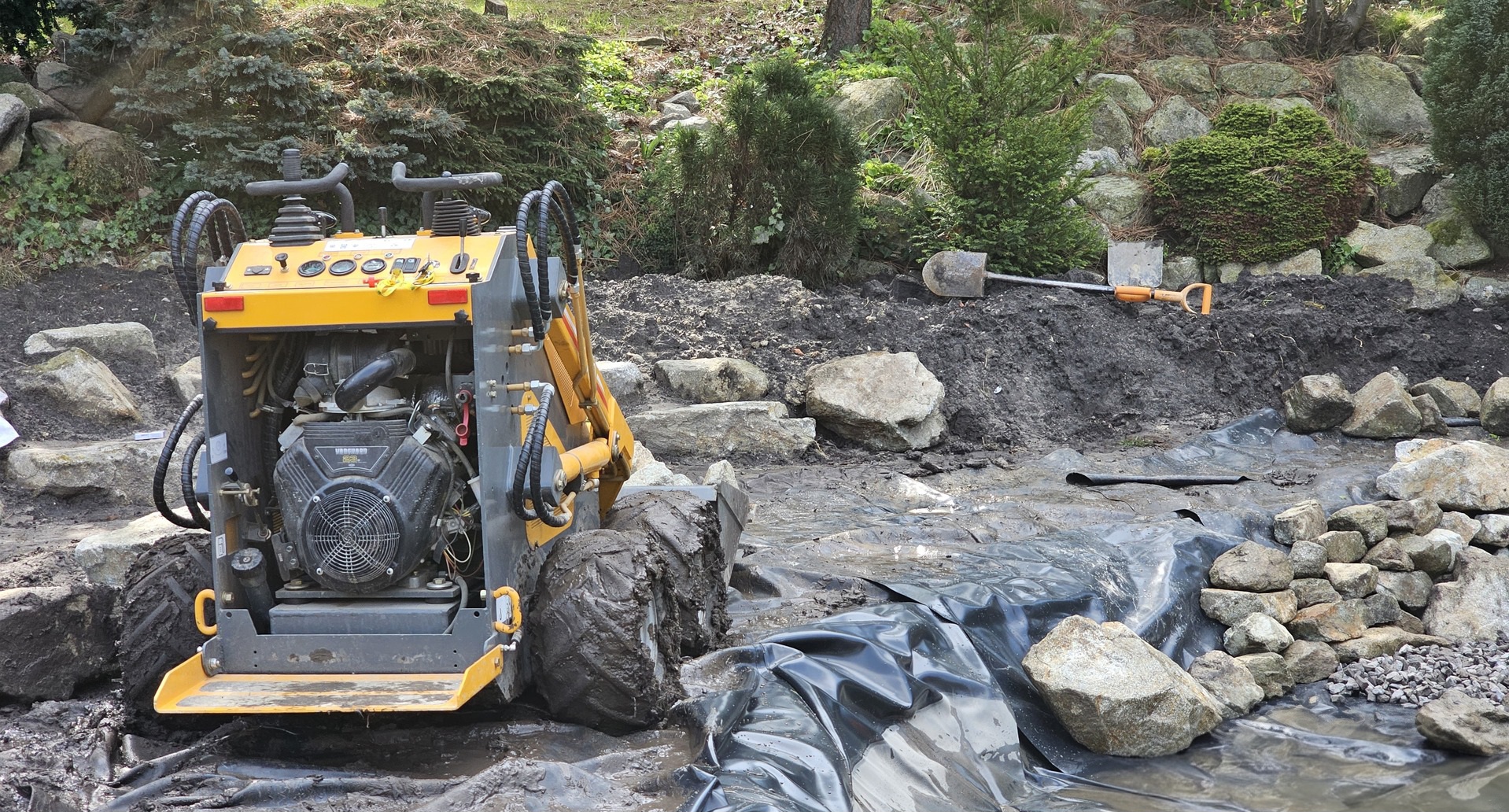 Okrasné jazierko a vodopád – Okrasne Jazierko A Vodopad Zavod