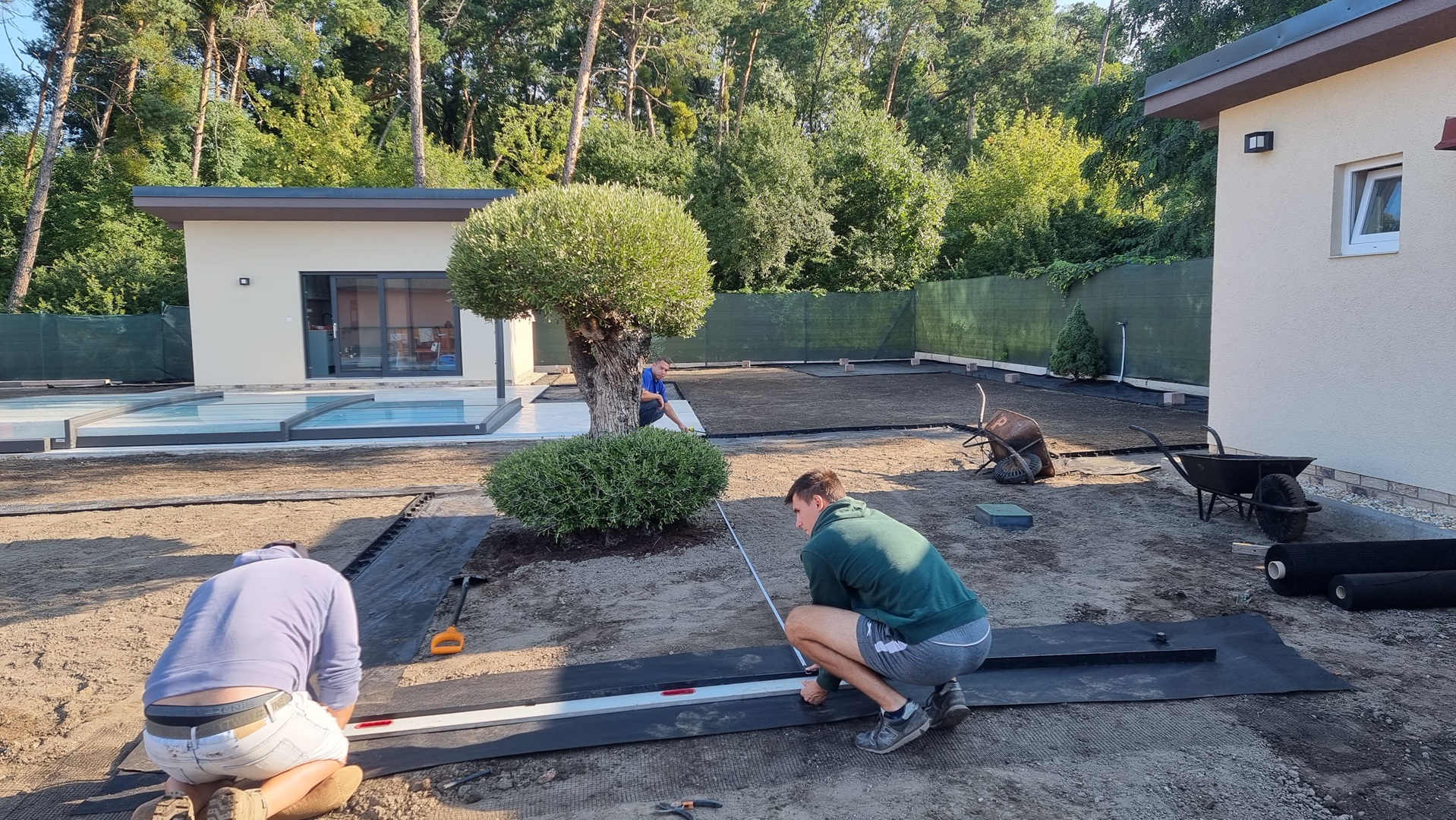 Realizácia modernej záhrady v Miloslavove – kontrolné meranie záhonov pred výsadbou rastlín