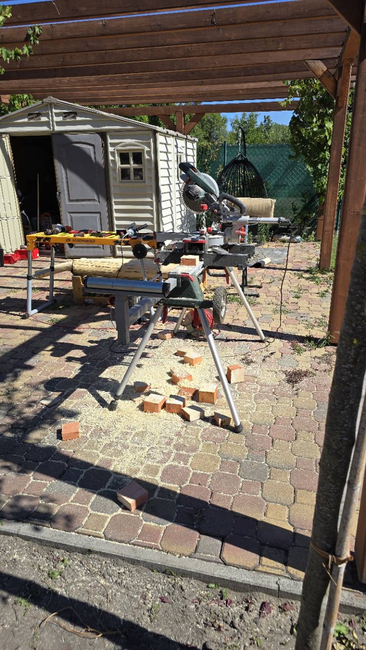 Terasa a záhradná drevostavba – Drevena Terasa Pri Bazene Rezanie Materialu