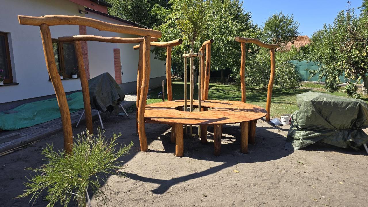 Atypická drevená konštrukcia okolo stromu na mieru
