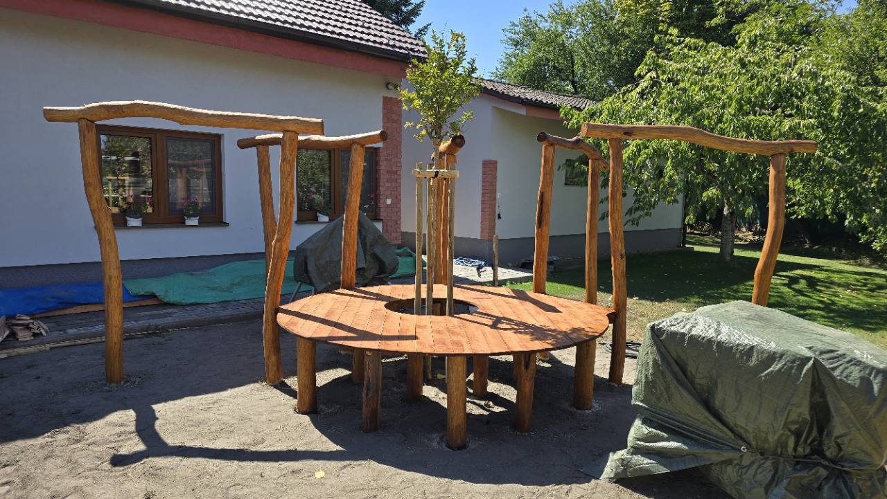 Atypická kruhová drevená plošina okolo stromu na mieru