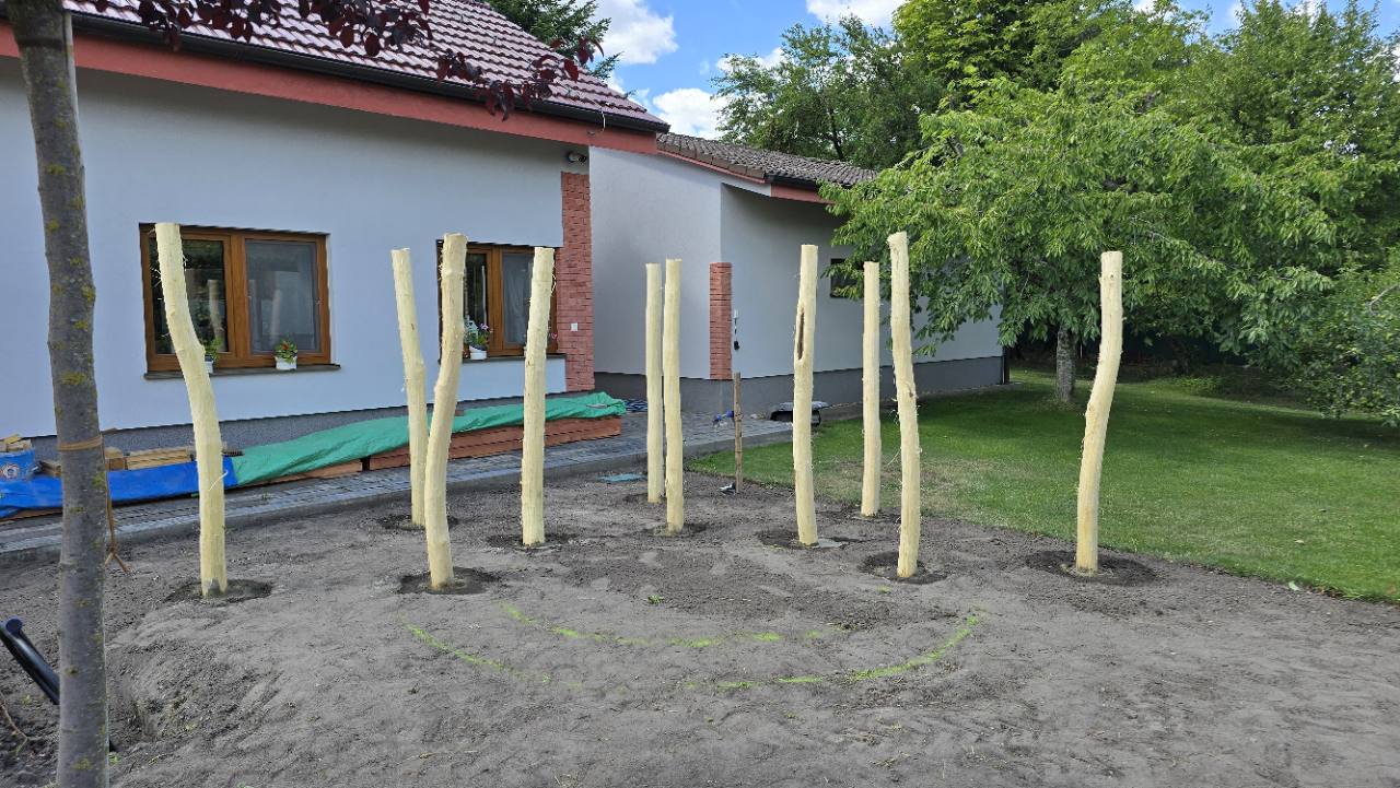 Terasa a záhradná drevostavba – Zahradna Drevostavba Osadenie Prirodnych Stlpov