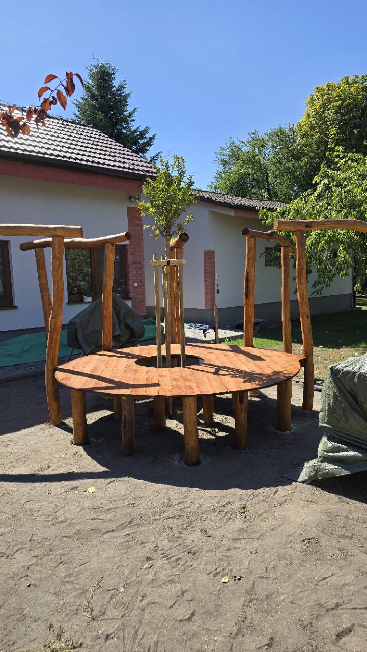 Terasa a záhradná drevostavba – Zahradny Prvok Okolo Stromu