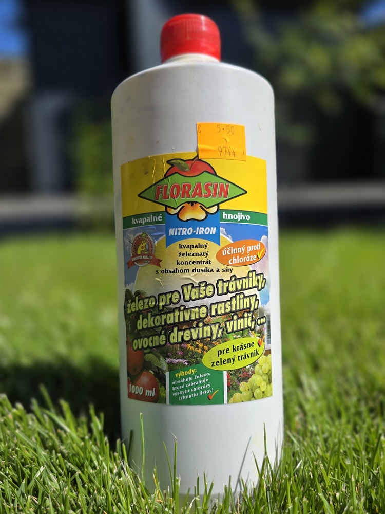 Aplikácia tekutého železitého hnojiva proti chloróze trávnika v Bratislave