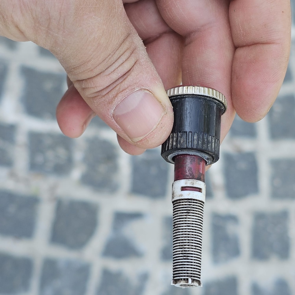 Čistenie a technická údržba výsuvného postrekovača závlahy v Malackách